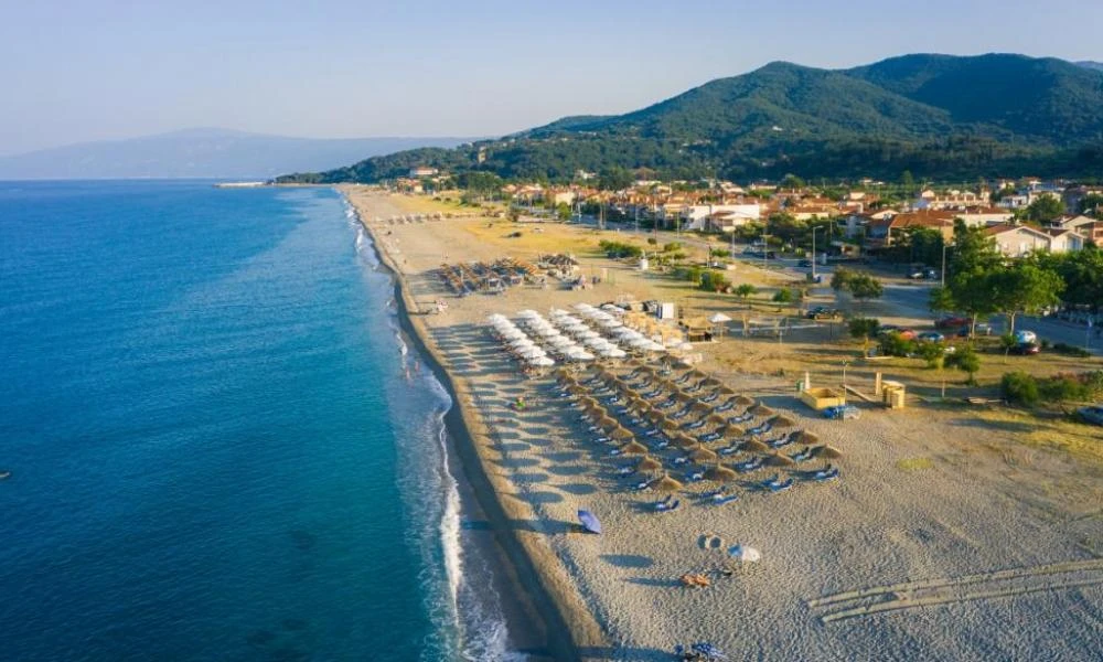 Συλλήψεις 9 επιχειρηματιών στην Αγιά Λάρισας για παράνομες ξαπλώστρες